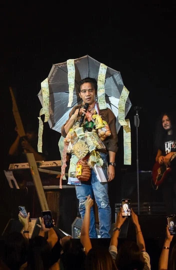 Kong Huayrai là một ca sĩ nổi tiếng ở Thái Lan, mỗi lần biểu diễn anh đều nhận được nhiều món quà chân tình, đậm chất cây nhà lá vườn từ người hâm mộ 