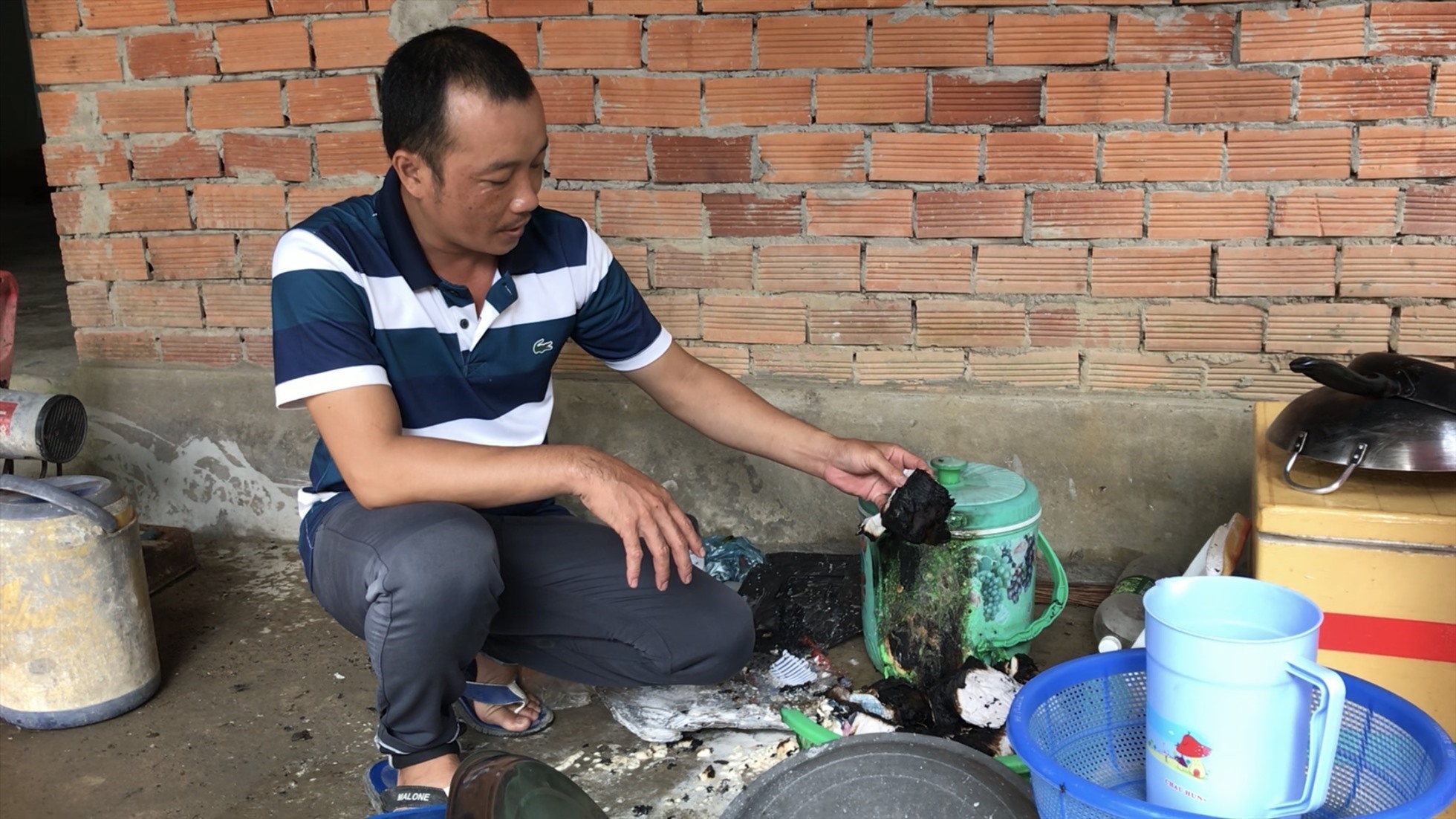 Vụ đồ đạc tự bốc cháy do gia đình tự đốt để nhận tiền hỗ trợ :) Vụ đồ đạc tự bốc cháy do gia đình tự đốt để nhận tiền hỗ trợ :)