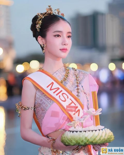 Hoa hậu ch:uyển gi:ới Yoshi Rinrada gây sốt trong lễ hội thả đèn, visual ngọt ngào bao năm vẫn cực đỉnh 💗