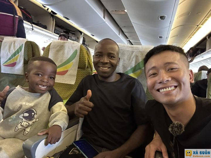 HOT: Quang Linh và Lôi con đã lên máy bay, anh em chuẩn bị đón 