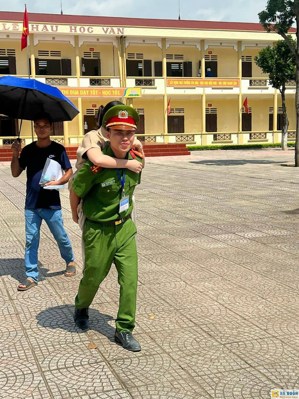 HÌNH ẢNH ĐẸP NHẤT HÔM NAY ❤ Đồng chí trung úy huyện Thanh Thủy - Phú Thọ cõng thí sinh bị k.h.uyết t.ật vào phòng thi ❤