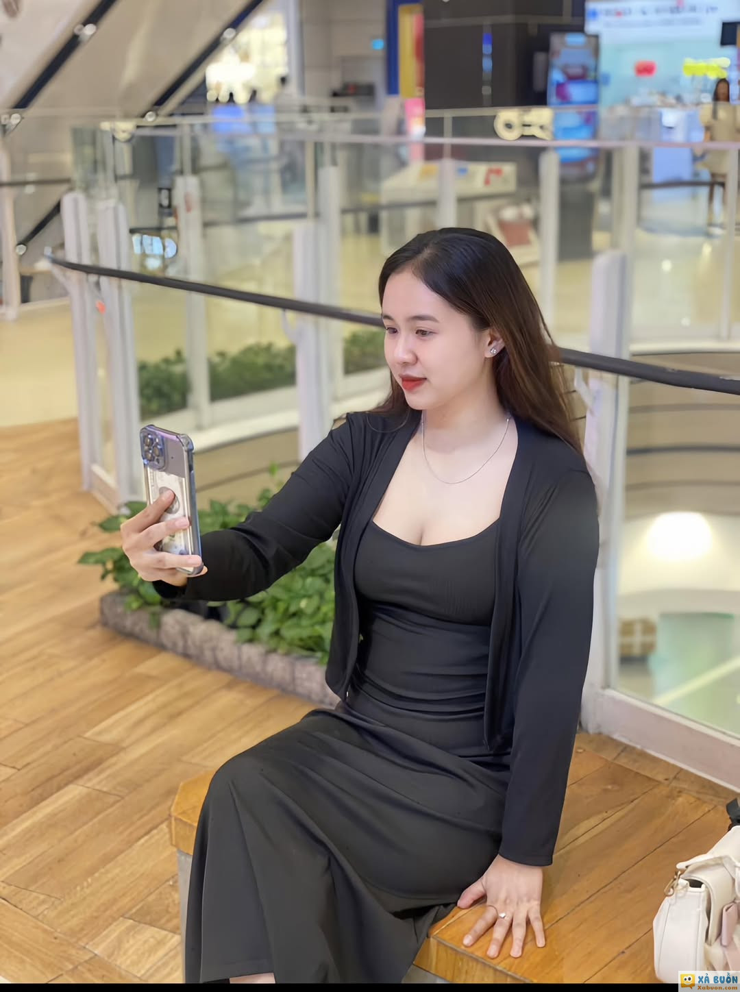 Đến cuối ngày ta nhìn thấy mình trong gương  Đấy là người gần nhất mà ta lại không thương .