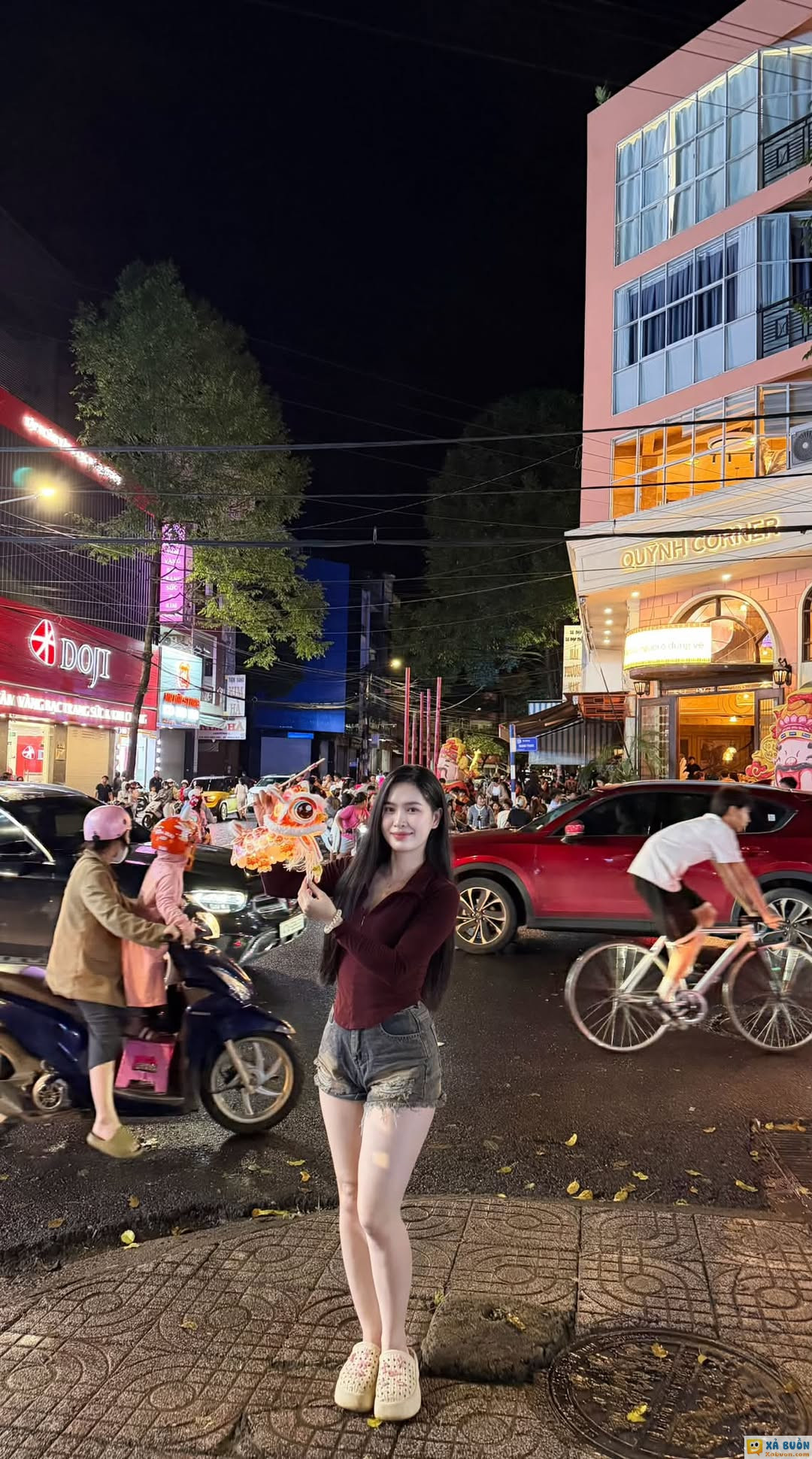 Trung thu là tết thiếu nhi, Cớ sao người lớn lại đi chơi nhiều? Chơi nhiều rồi lại làm liều, Làm liều rồi lại có nhiều thiếu nhi.