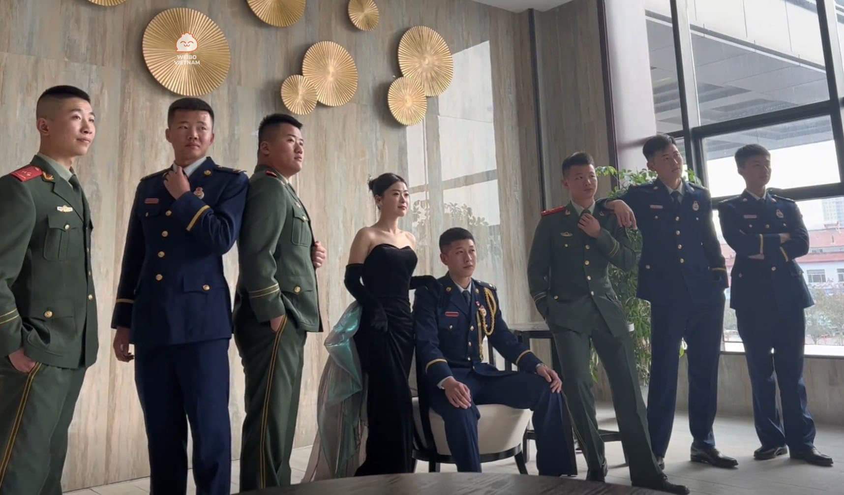 Chồng tôi là quân nhân nên lúc chúng tôi đi chụp ảnh cưới, anh ấy đã mời những người đồng nghiệp của mình đến chụp cùng một bức làm kỷ niệm.

Cre: 咖喱儿

-Miao-
#WeiboVietNam #wbvn