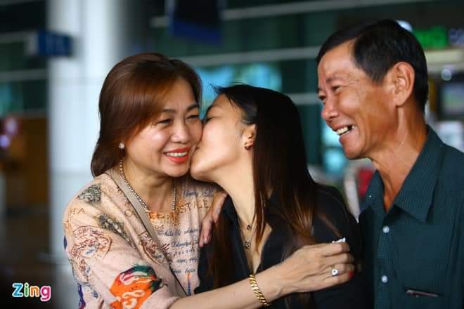 Con dù lớn vẫn là con của mẹ
Đi hết đời lòng mẹ vẫn theo con

Huỳnh Như hạnh phúc khi được trở về quê hương trong vòng tay âu yếm của bố mẹ

📸 zingnews