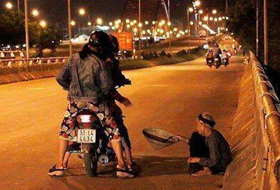 Hình ảnh chân thực cuộc sống hiện đại kèm theo đó là hình ảnh người nghèo