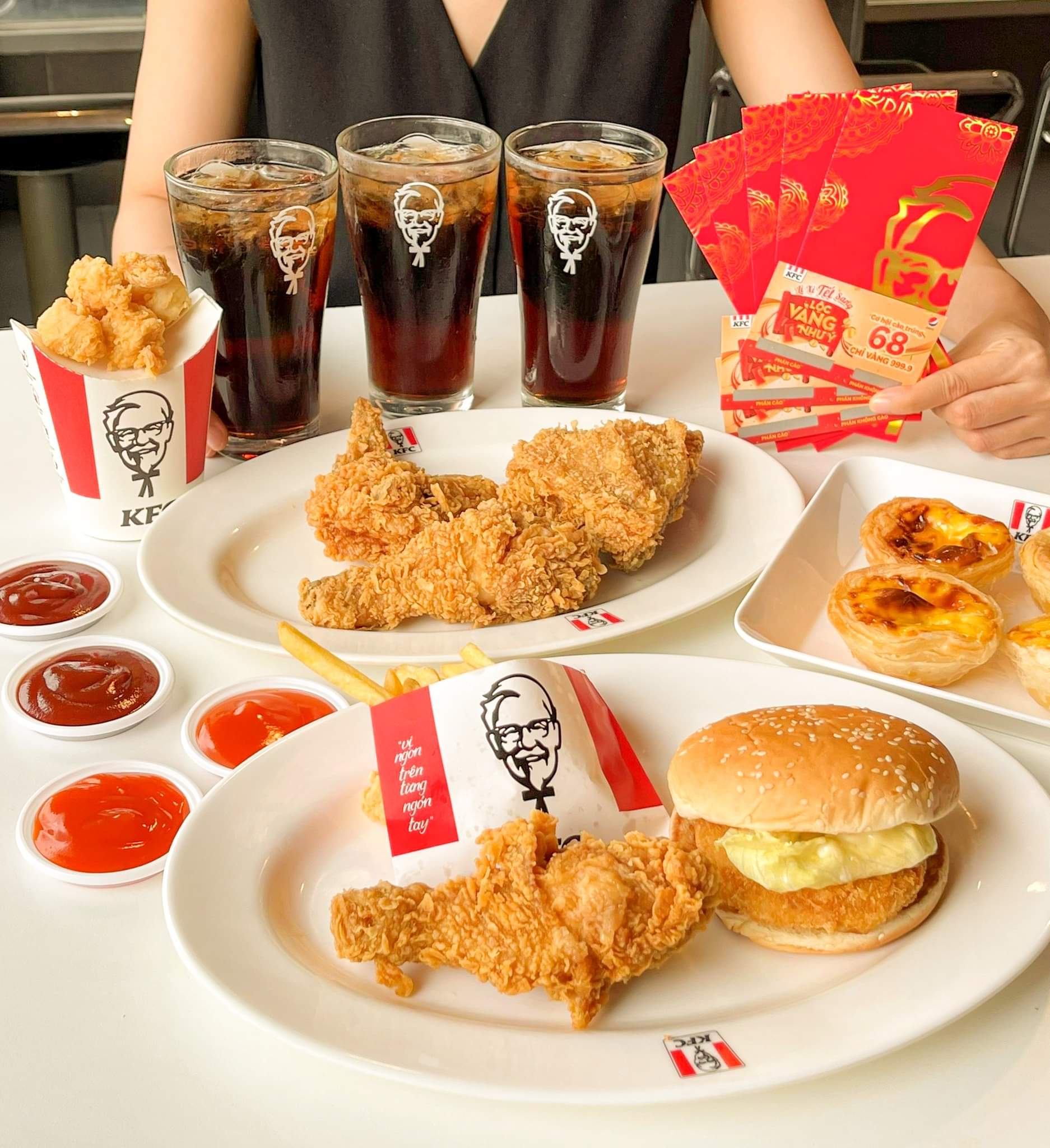 Độc lạ KFC: Ăn gà rán trúng ngay chỉ vàng 999.9

Tưởng không dễ mà dễ không tưởng, để ad mách cho các bác chỉ cần mua Combo Phát Lộc hoặc Combo Lộc Phát của KFC là có ngay phiếu cào. Tết này KFC chơi lớn, tặngXem thêm đến 68 chỉ vàng 999.9. Trúng vàng đừng quên ad đó nha 😂😂
Combo mua tại KFC:
• Combo Phát Lộc 86K gồm: 1 miếng Gà + 1 Gà Popcorn (vừa) hoặc 1 Burger Tôm + 1 Khoai Tây Chiên (vừa) + 1 ly Pepsi (vừa) + 1 bộ bao Lì Xì KFC (5 cái) + 1 Phiếu Cào.
• Combo Lộc Phát 168K gồm: 3 miếng Gà + 1 Gà Popcorn (vừa) hoặc 1 Burger Tôm + 1 Khoai Tây Chiên (vừa) + 2 ly Pepsi (vừa) + 2 bộ bao Lì Xì KFC (10 cái) + 2 Phiếu Cào.

Combo giao hàng tận nơi:
• Combo Phát Lộc 86K gồm: 1 miếng Gà + 1 Gà Popcorn (vừa) hoặc 1 Burger Tôm + 1 lon Pepsi + 1 bộ bao Lì Xì KFC (5 cái) + 1 Phiếu Cào.
• Combo Lộc Phát 168K gồm: 3 miếng Gà + 1 Gà Popcorn (vừa) hoặc 1 Burger Tôm + 2 lon Pepsi + 2 bộ bao Lì Xì KFC (10 cái) + 2 Phiếu Cào.

Chương trình kéo dài đến hết ngày 29/1/2023 nên nhanh nhanh ghé KFC ăn gà còn