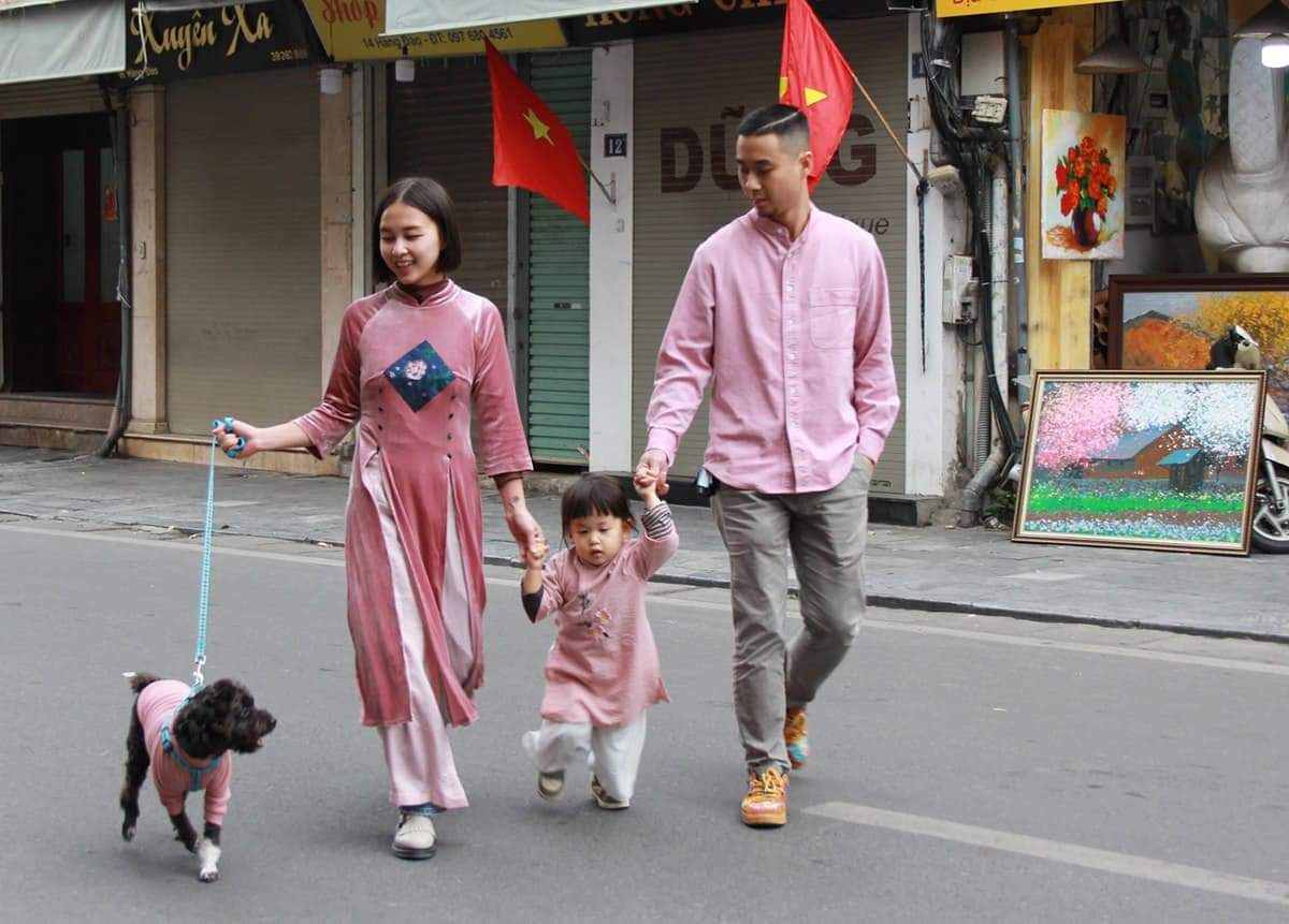 BÉ GÁI 3 TUỔI THÀNH THẠO CẢ TIẾNG ANH LẪN TIẾNG VIỆT

Chị Nguyễn Quỳnh Anh, 28 tuổi, mẹ của Minh Hy (tên ở nhà là Minhee) là một giáo viên tiếng Anh ở Hà Nội. Người mẹ tìm hiểu và biết rằng giai đoạn 0-3 tuổi,Xem thêm trẻ sẽ học ngoại ngữ tự nhiên và nhanh nhất nên tận dụng lợi thế của mình, từ khi đang mang bầu bé Minhee, chị Quỳnh Anh đã nói chuyện hàng ngày và cho con nghe nhạc bằng tiếng Anh.

Chị dạy bé theo phương pháp song ngữ này dựa theo quy tắc 