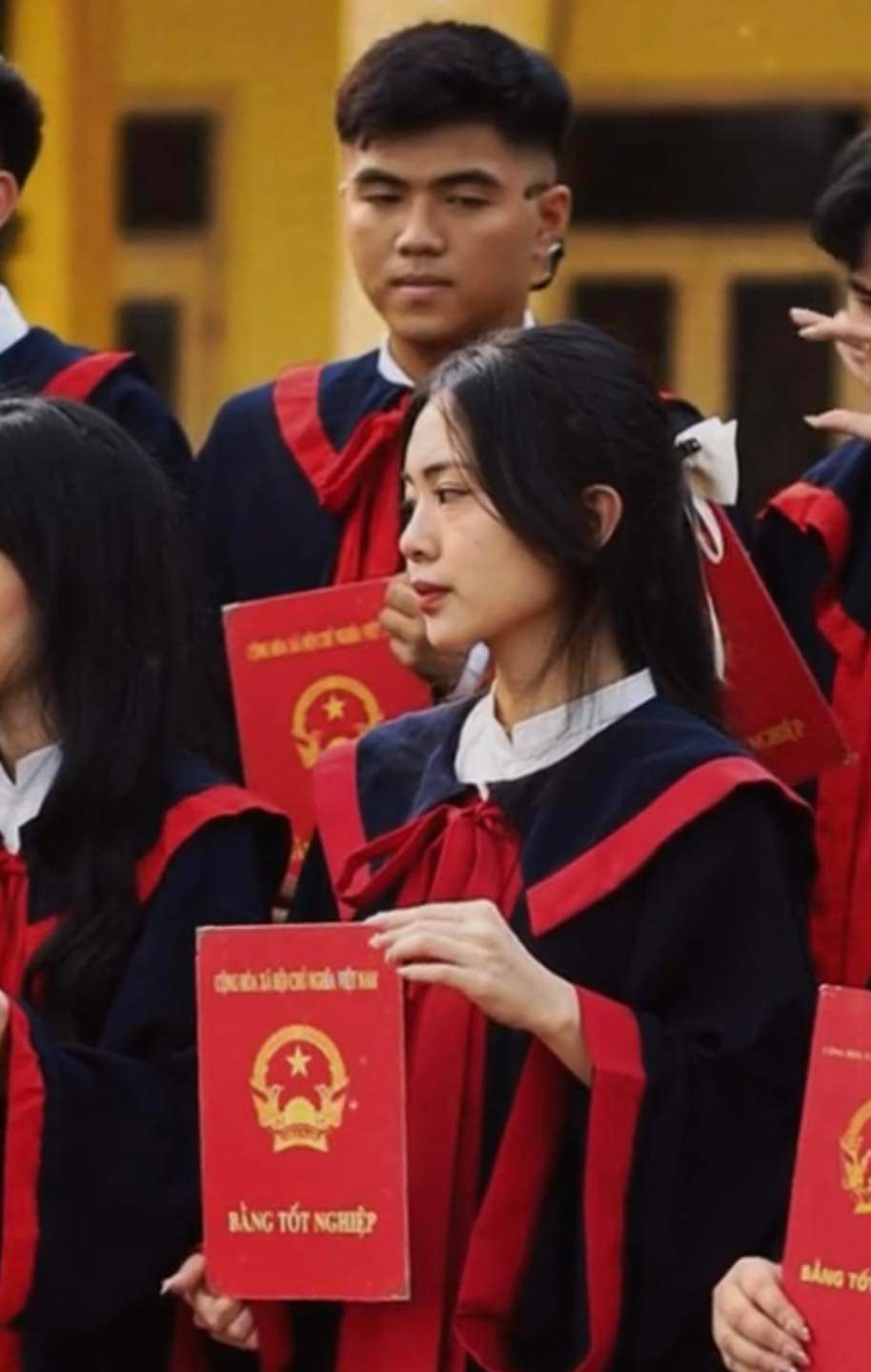 ÁNH MẮT CỦA KẺ SI TÌNH 🥺

Buổi chụp kỷ yếu nhưng vô tình ánh mắt của nam sinh nhìn nữ sinh lại khiến cho những bức ảnh này viral.

Chàng trai, dù em chọn nói ra hay giấu kín trong lòng thì giờ này cả Việt Nam đều biết hết rồi 😗

Ảnh: Tuấn Hiển