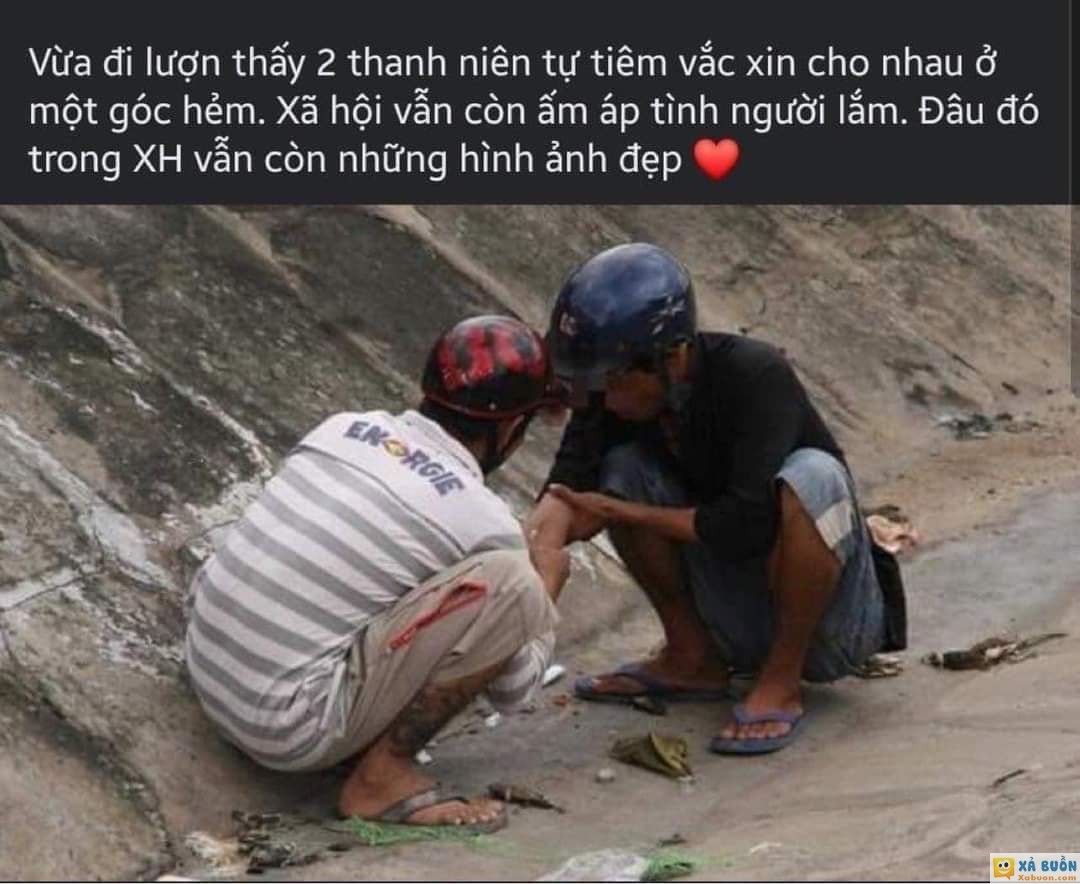 Ấm lòng cảnh 2 thanh niên tự tiêm vắc xin cho nhau giữa mùa dịch