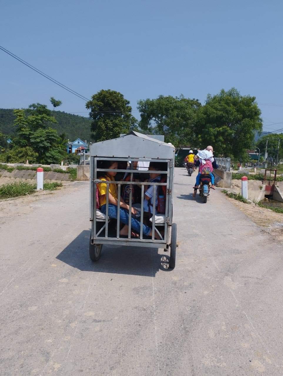 Xe tự chế đưa học sinh đi học những ngày nắng gắt tại Nghệ An 😁