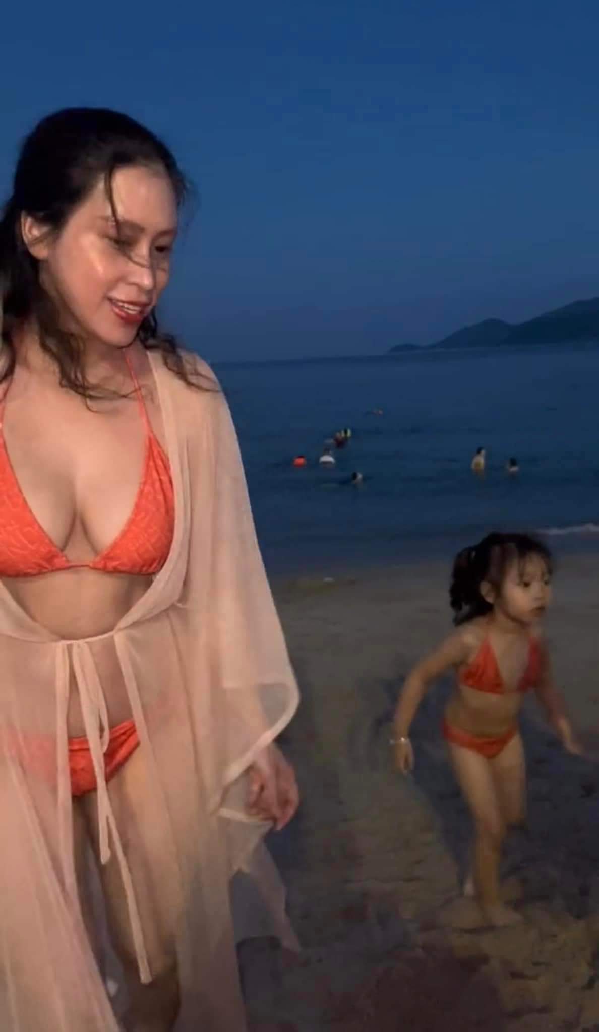 21 tuổi lên chức mẹ, 40 tuổi lên chức bà ngoại, lấy chồng sớm kể cũng có cái lợi 😆

Photo: Uyên Socola 1981

#Mottrending