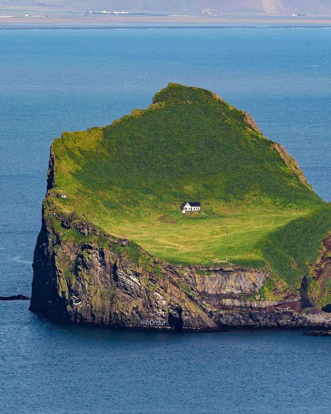 🏠 Ngôi nhà cô đơn nhất Trái đất tại Iceland 🇮🇸🌍

📸 Hörður Kristleifsso