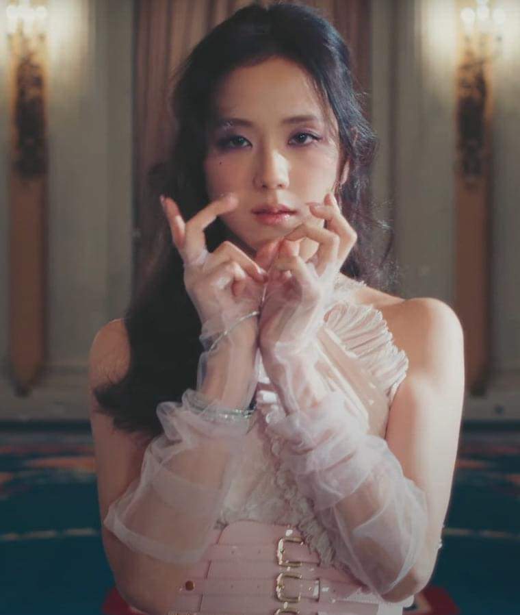Jisoo (BLACKPINK) gây bất ngờ vì mặt mộc quá xinh đẹp 😍