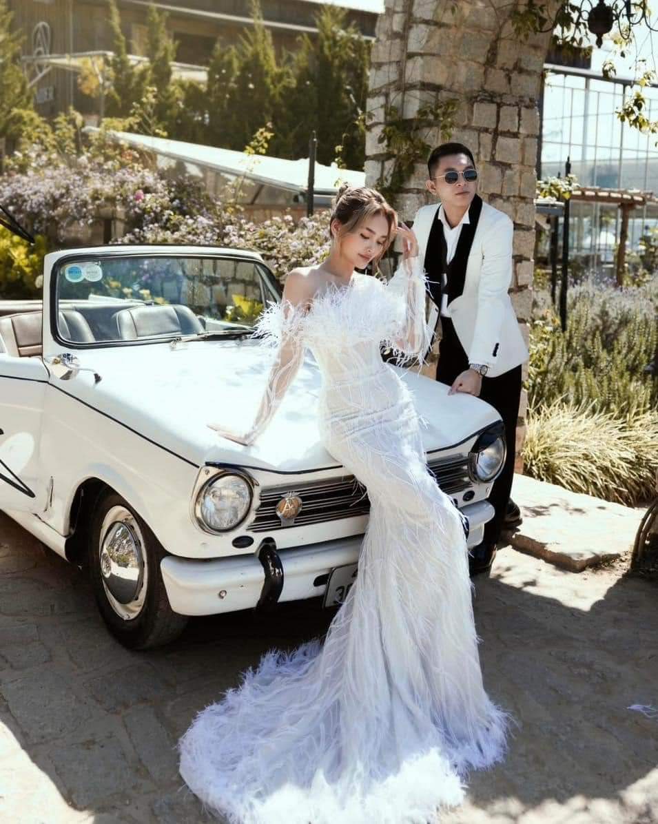 Linda Ngô - Phong Đạt bao trọn du thuyền cho bạn bè chill trước thềm đám cưới, khách mời toàn trai xinh gái đẹp!

Sở hữu lượng follow “khủng” trên TikTok nhờ loạt clip yêu đương hài hước, thú vị, Linda Ngô -Xem thêm Phong Đạt trở thành cặp đôi “triệu view” được dân tình ngưỡng mộ. Được biết, sau 6 năm hẹn hò, cặp đôi sẽ chính thức về chung nhà vào ngày 25/3 tới đây. Vì hai bên gia đình đều sinh sống tại Nha Trang và thích một đám cưới tại bãi biển nên cả hai lựa chọn thành phố này làm nơi diễn ra ngày trọng đại.

Hiện tại, Linda Ngô và Phong Đạt cùng nhiều bạn bè thân thiết đã có mặt tại Nha Trang để chuẩn bị cho tiệc cưới. Đáng chú ý, trước thềm lễ cưới diễn ra, cặp đôi còn đầu tư tổ chức một bữa… Xem thêm