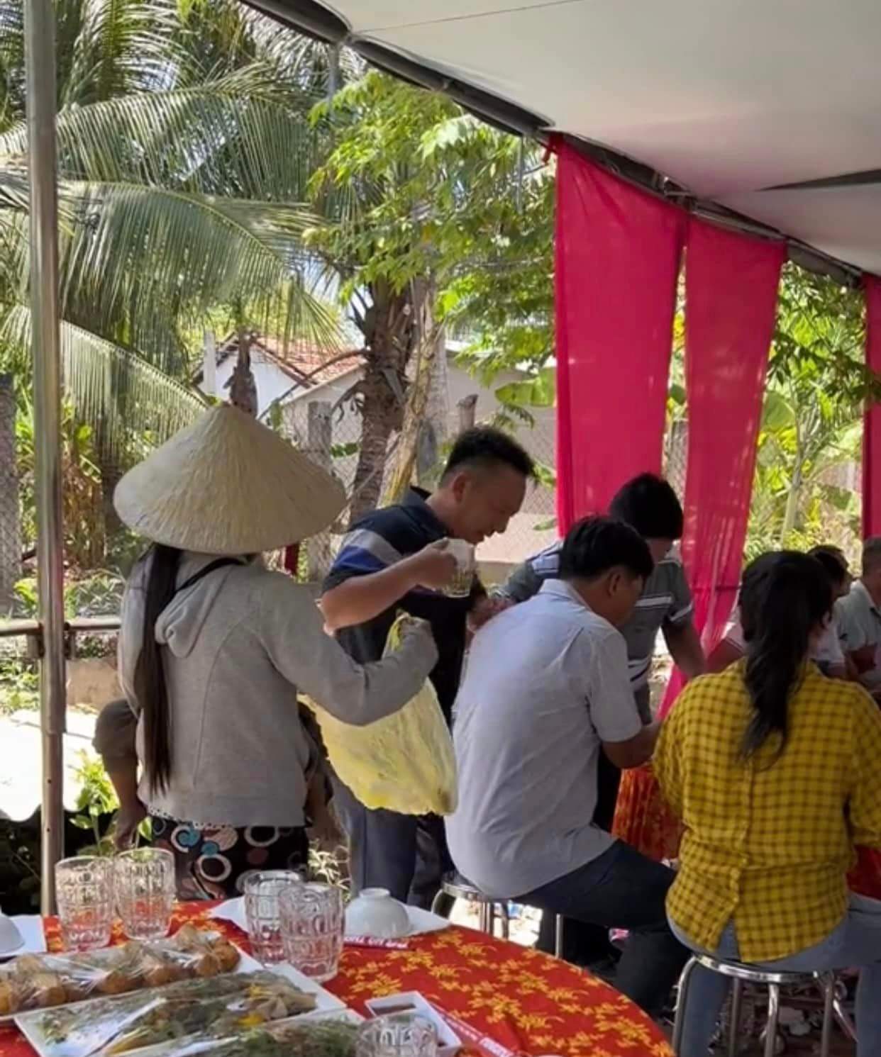 NGƯỜI ĐÀN ÔNG DỒN CỖ TRONG ĐÁM CƯỚI RỒI GÓI LẠI CẨN THẬN, ĐỨNG DẬY ĐƯA CHO 2 MẸ CON CHỊ BÁN VÉ SỐ 😊

Đang ngồi ăn cỗ thì có 2 mẹ con đến mời mua vé số, người đàn ông liền kéo chị lại nói nhỏ bảo chị đi kiếm cáiXem thêm túi nilon rồi dồn hết mấy món khô trên mâm.

Rồi chú lẹ lẹ gói lại cẩn thận, xong xuôi thì đứng hẳn dậy đưa túi đồ ăn bằng hai tay cười niềm nở rồi vỗ vai tạm biệt 2 mẹ con. Nhìn cách chú cho bằng cả tấm lòng mà thấy đầy ắp tình người.

Đúng là của cho không bằng cách cho...❤️

Ảnh: Trương Ngọc My