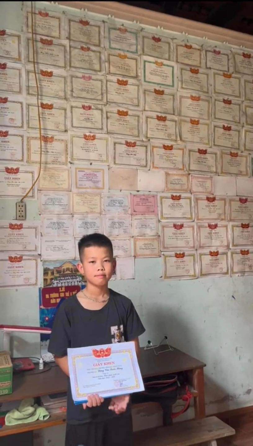 ÁP LỰC TẠO KIM CƯƠNG 🥹

Mới đây, video ghi lại hình ảnh cậu bé tự hào cầm giấy khen đã nhận được nhiều sự quan tâm của cư dân mạng.

Theo đó, em là em út trong nhà, trước em còn có các chị đều học rất giỏi. TheoXem thêm chia sẻ của chủ clip (chị bé trai), đây là lần đầu cậu út được nhận giấy khen. Là kết quả của rất nhiều cố gắng, được các chị “kèm cặp” học tập.

Cre: Tú Anh đây