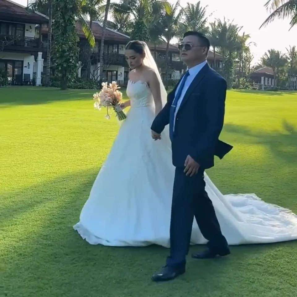 NHỮNG HÌNH ẢNH ĐẦU TIÊN TRONG ĐÁM CƯỚI LINDA NGÔ VÀ PHONG ĐẠT 😍

Trong hôn lễ, Linda Ngô bày tỏ: 