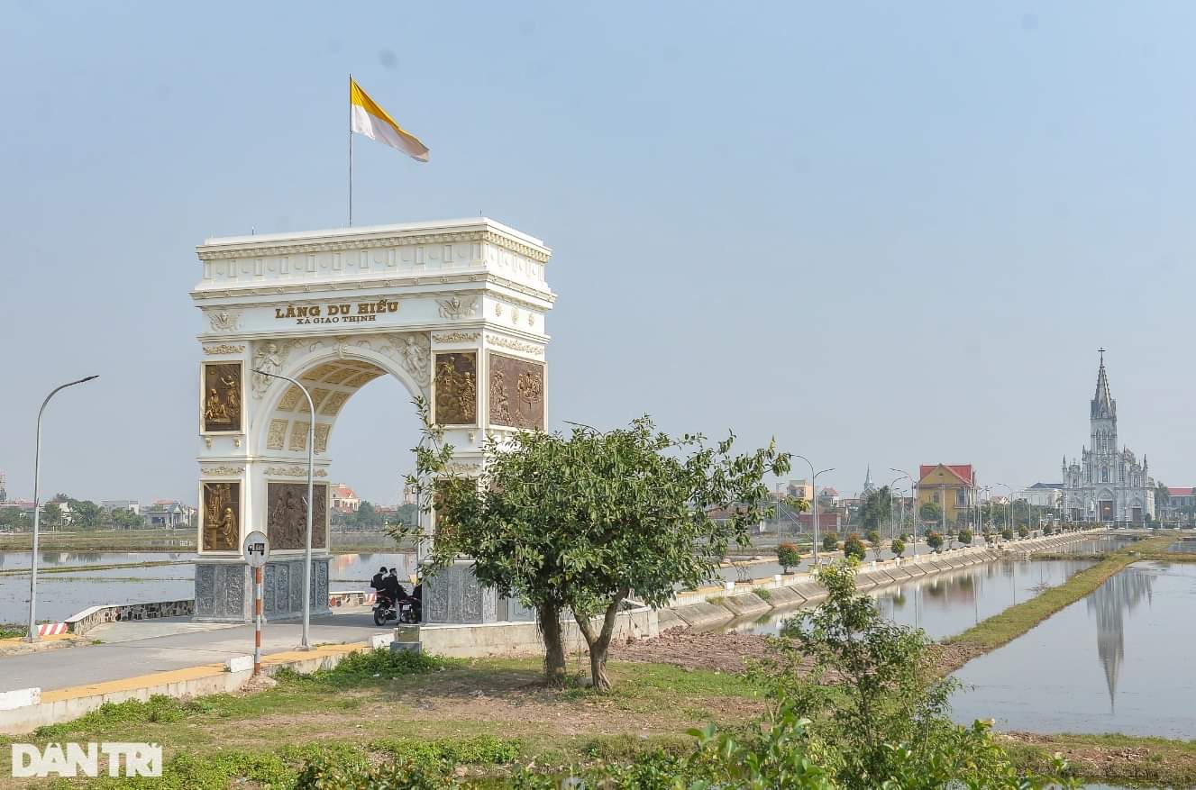 CỔNG LÀNG DU HIẾU, XÃ GIAO THỊNH, HUYỆN GIAO THỦY, TỈNH NAM ĐỊNH VỚI NÉT KIẾN TRÚC CHÂU ÂU

Cổng làng dẫn vào giáo xứ Du Hiếu với khoảng 2.000 bà con Công giáo. Tên gọi làng Du Hiếu thực chất cũng để chỉ về mộtXem thêm làng Công giáo toàn tòng.
Điểm nổi bật của cổng làng Du Hiếu ngoài sự to lớn về kích cỡ còn là dáng vẻ mang nhiều đường nét giống Khải Hoàn Môn ở Paris (Pháp) và phần chạm khắc các bức phù điêu khắc họa một số câu chuyện trong Kinh Thánh.
Cổng có chiều cao 15m, rộng 8m, có tất cả 16 bức phù điêu được chia bố cục đều 4 mặt của cổng.
Dưới chân trụ cổng được lát gạch men, ốp đá điêu khắc. Ông Nguyễn Văn Tân, Trùm chánh giáo xứ Du Hiếu cho biết, kinh phí xây dựng cổng làng khoảng 2 tỷ. Số tiền này do người dân làng Du Hiếu, bao gồm những người xa quê, đồng hương đang sống và làm việc ở các vùng miền khác nhau đóng góp.

Theo Dân Trí
#Tiin #Tiinvn #PL
