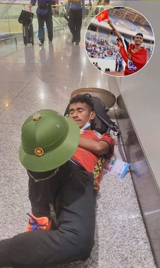 VĐV Timor ngủ ở dưới đất sân bay nhưng chiếc mũ cối được CĐV Việt Nam tặng thì anh rất nâng niu nó