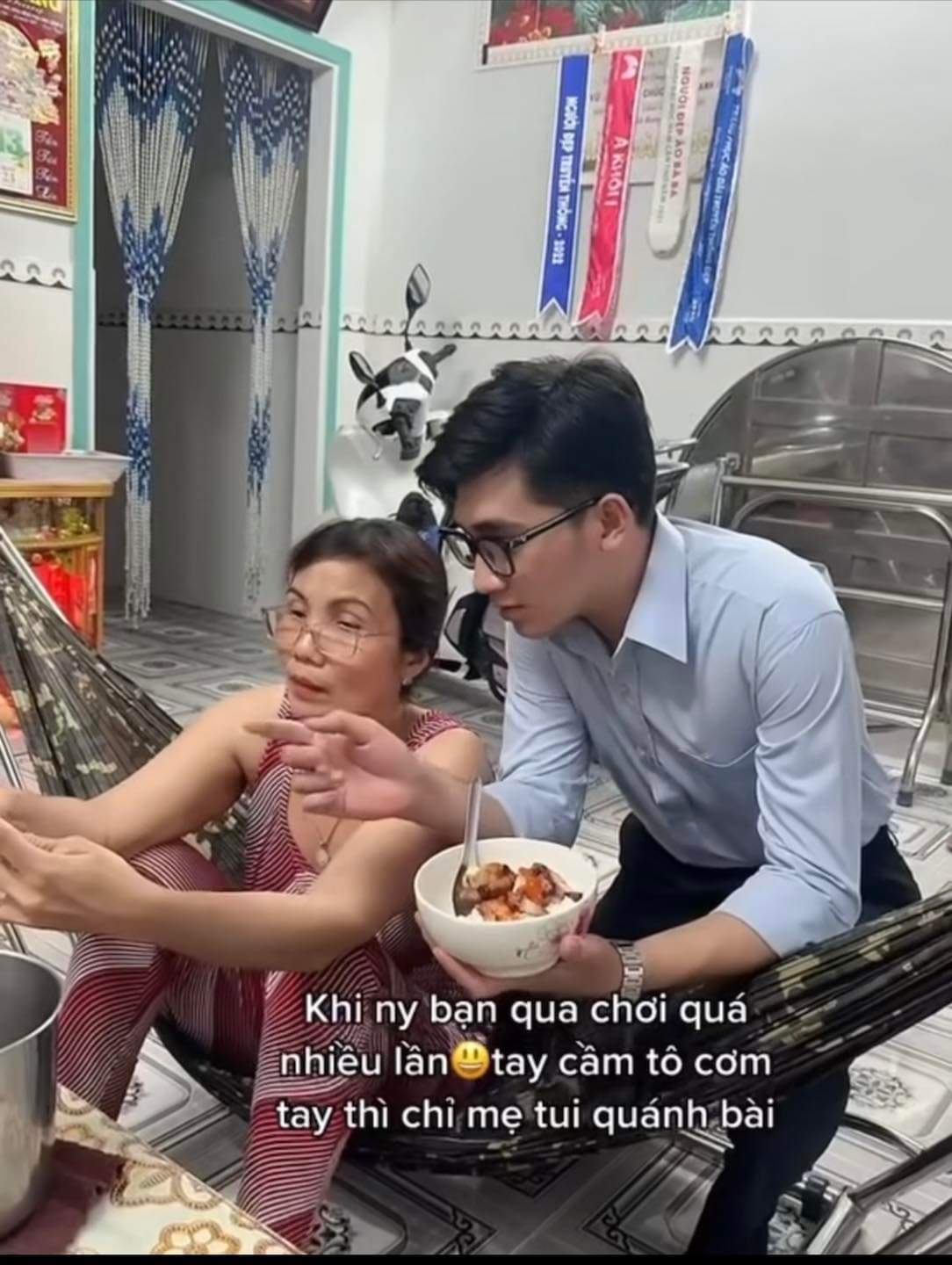 HÌNH ẢNH CHÀNG TRAI “CHAI MẶT” TẠI NHÀ NGƯỜI YÊU ĐẾN MỨC ĐẾN NHÀ LÀ TỰ ĐỘNG LẤY CƠM, VỪA ĂN VỪA CHỈ CHO MẸ NGƯỜI YÊU QUÝNH BÀI. CON GÁI MÀ LỠ LỚN TIẾNG VỚI ANH THÌ CẢ NHÀ CHO RA ĐƯỜNG =)))

Mới đây, một cô gáiXem thêm chia sẻ đoạn clip hình ảnh về một 