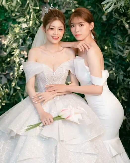 Bộ ảnh cưới đẹp lung linh của 2 cô gái trong đám cưới hot nhất mấy ngày qua 😍

#Tiin #Tiinvn #PL