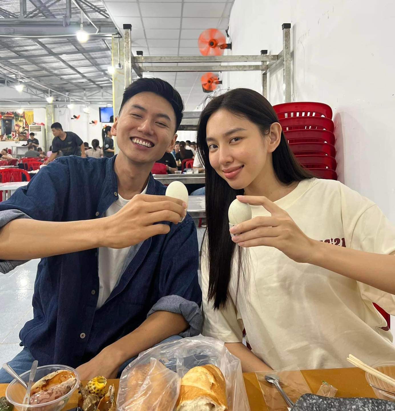Khoai Lang Thang sau khi chỉ trích Thuỳ Tiên đi Hà Giang nhưng mặc đồ Mông Cổ, cả 2 đã hẹn nhau đi ăn trứng vịt lộn giảng hoà