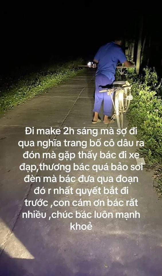 ĐẰNG SAU HẠNH PHÚC TRỌN VẸN CỦA CON GÁI LÀ VAI ÁO BẠC MÀU CỦA CHA...

Hôm qua mình có nhận trang điểm cô dâu cho bạn này cách nhà mình ở tầm hơn 2km. Lịch đón dâu rất sớm nên mình hẹn 2 giờ sáng mang đồ qua.Xem thêm Nhưng đường từ nhà mình đến nhà cô dâu phải đi qua một đoạn nghĩa trang tối om không đèn đường nên có nhờ người nhà cô dâu qua đón.

Ai ngờ đúng 2 giờ sáng thấy bố cô dâu đạp xe ra đầu đường đứng đợi sẵn rồi dẫn vào nhà. Nhìn cảnh này mà thấy rưng rưng. Ông bố này chắc chắn thương con gái lắm đấy.

Thảo Cún chia sẻ