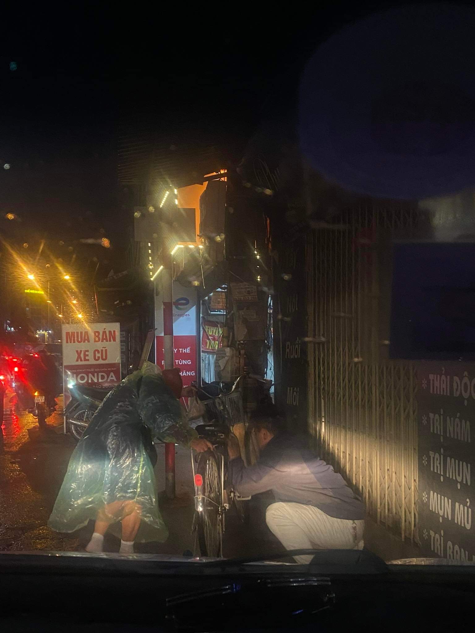 Mình đặt taxi để đi đám cưới, vừa bị muộn giờ lại vừa tắc đường, nhưng khi thấy cụ già bị hỏng xe thì bác tài vẫn dừng lại để xuống sửa cho cụ giữa trời Hà Nội mưa rét 13 độ.

Tự nhiên thấy vui và ấm ghê... Ngoài trời thì lạnh nhưng trái tim anh thì ấm áp, người tốt luôn ở quanh ta các bạn ạ ❤

Ảnh: Diệu Linh
