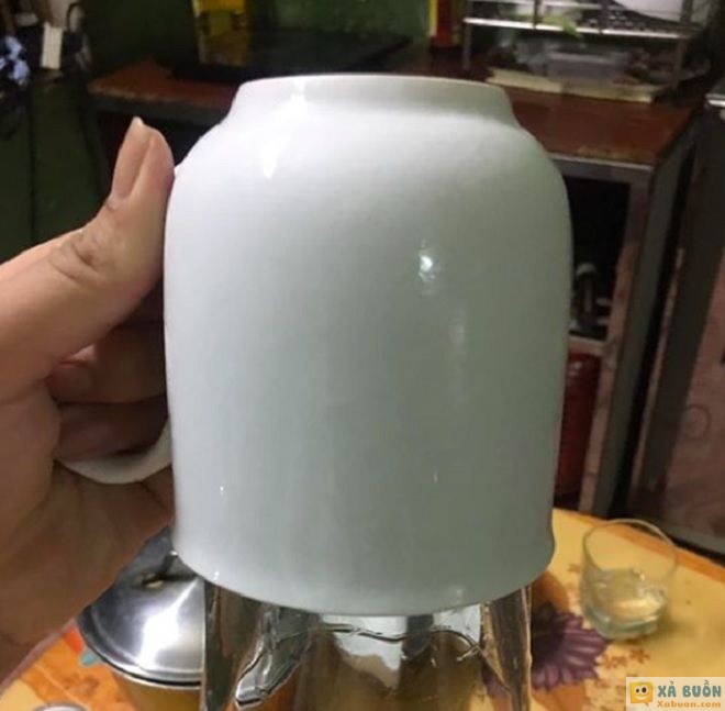 Đối vui: Làm cách nào gỡ 2 chiếc cốc dính chặt vào nhau?