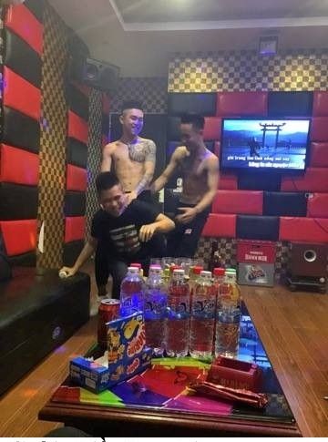  :3  Karaoke tay vịn  =))  :d  -  haivl | hài hước | hài vl   